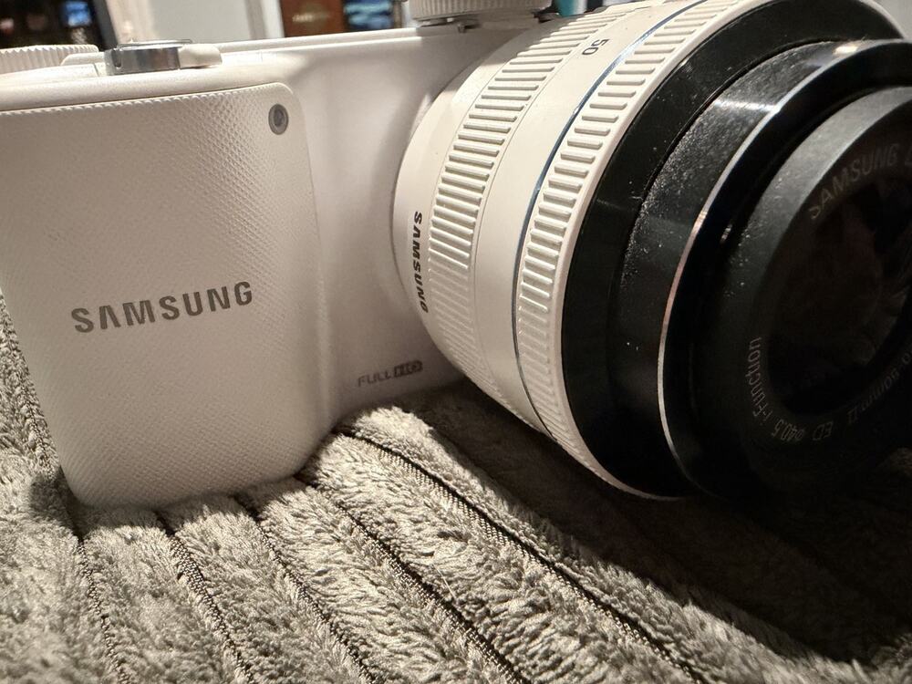 Samsung NX2000 Digital Camera w/20-50mm f/3.5-5.6 Lens - White (EV-NX2000BGWUS)